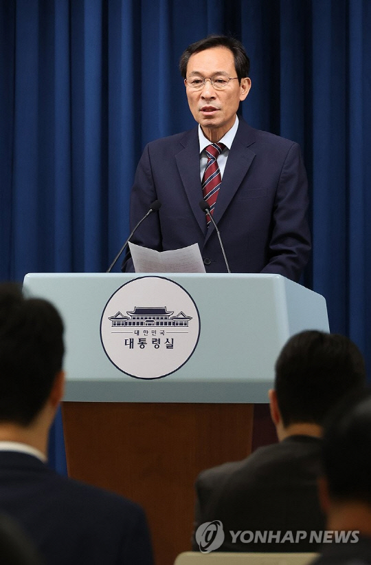 우상호 정무수석이 22일 용산 대통령실에서 이재명 대통령과 여야지도부 오찬 관련 브리핑을 하고 있다. 연합뉴스
